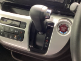 インパネシフトを採用しているので、前席の足元も広々としています。運転席と助手席の行き来もスムーズです!