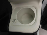 ホットドリンクをちょうど良い温度でキープしてくれる保温機能付きカップホルダー付きです。