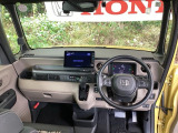 ご覧のように、視界が広く運転しやすいように設計されています。また、フルオートエアコンで快適です。
