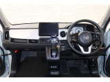 操作性に優れた運転席となります!小物入れや各ボタンの配置にこだわり、使いやすいです!座り心地もよく視認性も良好なのでロングドライブもお任せ下さい!