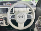 インテリアに合わせたデザインのステアリングは、運転される方のことも考え、運転しやすい形状、大きさです。是非一度、実際に触ってお確かめください。