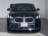 ワイドなキドニーグリルとシャープなLEDヘッドライトが、BMWらしい力強いフロントフェイスを印象付けます。