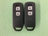 スマートキーを装備しています。鍵を差し込むことなくドアロックの開け閉めと、スタートボタン操作でのエンジンスタートができます。スペアキーも同じものを用意しております。