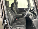 乗降がしやすい運転席。高さが調節できて小柄な方でも運転しやすいポジションをとることができます。