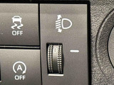 対向車や先行車への配慮が可能。積載物の状況に応じてヘッドライトの照射角度を手動調整できるスイッチ。