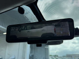 インテリジェントルームミラー搭載で、車の後方に設置されたカメラ映像を映し出してシートバックやヘッドレスト、同乗者に視界が遮られることがなく視認性が非常に良いです