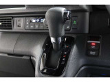 インパネシフトだから視線の移動も少なく足元もスッキリ♪運転席もゆったりしているのでゆとりを持ってドライブできますね!