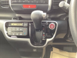 インパネシフトだから視線の移動も少なく足元もスッキリ♪運転席もゆったりしているのでゆとりを持ってドライブできますね!
