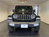 Jeepの伝統デザインである7スロットグリルと丸目のLEDヘッドライトは見る人に強い印象を与えます。