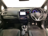 車内は光触媒抗菌消臭施工済です。インパネ周りはスタイリッシュなデザインです。グローブボックスやカップホルダーのほかにトレーなどたくさんの収納スペースが付いています。