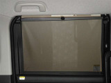 セカンドシートの窓ガラスには日よけのシェードを装備しています。強い日差しのカットに、プライバシー対策としても重宝します。