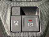 指先だけで簡単に操作が可能な電動パーキングブレーキを採用。「HOLD」スイッチを押すと、渋滞や信号待ちなどでブレーキペダルから足を離しても、ブレーキを保持するので安心です