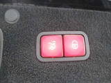 荷室はボタン1つで閉められます。