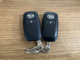 【スマートキー】 スマートキーを携帯していれば、ドアハンドルのボタンを押すだけでロックの解除ができます。