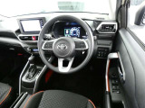 【運転席まわり】・・・ハンドルやシートなども隅々までクリーニング済み。キレイな車内でドライブがより一層快適にお楽しみいただけると思います。