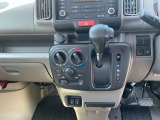 シフトレバーは簡単操作で運転もしやすくなっております!!