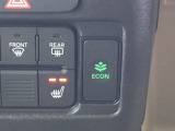 【eコンスイッチ】低燃費運転をサポートするECONモード。スイッチをONすると、エンジンやトランスミッション、A/Cなどを協調制御し、燃費の向上に貢献。エコドライブの効果を高めます。