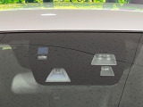 【スマートブレーキサポート】走行中に前方の車両等を認識し、衝突しそうな時は警報とブレーキで衝突回避と被害軽減をアシスト。より安全にドライブをお楽しみいただけます。