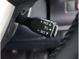アダプティブクルーズコントロール機能付きです。走行中に先行車の様子を検知しながら、設定した車速の範囲内で先行車との距離のキープを支援します。詳細は販売店スタッフまでおたずねください。