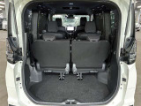 トランク収納スペースをご確認ください。荷物の積み下ろしがしやすい広さを確保しており、日常使いからレジャーまで幅広く活用できます。