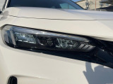 【LEDヘッドライト】悪天候や夜間走行時も良好な視界を確保し安心して運転できる高輝度LEDヘッドライトを装備!点灯速度が早く、消費電力も抑えられています。