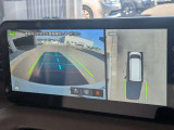 目視できないフードで隠れた路面の映像を表示するインビジブルフードビューが搭載されております