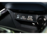 小物の収納に便利なセンタートレイには携帯等のデバイスの充電可能なUSB出力電源付です。