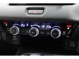 運転席と助手席の温度設定の変更が可能な左右独立タイプのデュアルエアコンです♪♪♪暑がりな人・寒がりな人も誰もが車内を快適にお過ごしいただけます♪♪♪