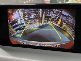 【バックカメラ】運転席から画面上で安全確認ができます。駐車が苦手な方にもオススメな便利機能です。