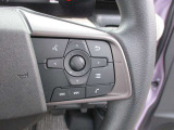 ハンドルから手を離すことなく、オーディオの切り替えや音量調節ができるステアリングスイッチ。