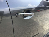 スマートキーを所持している状態でロックボタンを押すと、車両すべてのドアの解錠や施錠を行うことが出来ます。