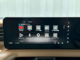 メーカーオプションの日産コネクトインフォテイメントシステムを搭載。 進化したアラウンドビューモニターと組み合わされています。
