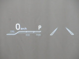 カラーヘッドアップディスプレイ付き。少ない視線移動で情報を確認できるので、運転の疲労軽減に繋がりますよ♪