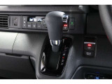 インパネシフトだから視線の移動も少なく足元もスッキリ♪運転席もゆったりしているのでゆとりを持ってドライブできますね!