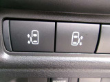 左右両側オートスライドドアです。運転席からでもスイッチひとつで開閉できるので、便利ですよ