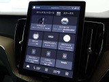 縦型11.2インチのタッチパネル式ディスプレイはカーナビ、運転支援システムや空調、オーディオの設定もこの画面を介して行います。電話のほか、エアコン、シートコントロール、車両設定などもえます。