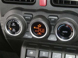 【オートエアコン】車内温度を感知して自動で温度調整をしてくれるのでいつでも快適な車内空間を創り上げます!どの席に座っても快適なドライブが楽しめます♪
