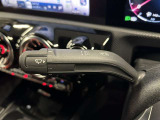 ステアリングボタンは、使いやすいデザインでございます。ステアリング付近のレバーや、ステアリングボタンで追従機能の操作も可能でございます。