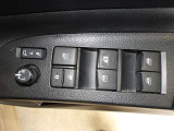 パワーウィンドウスイッチで運転席から全席の窓の開閉ができます。