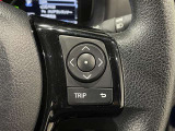 ステアリングスイッチ付きで、運転中に視線を前に向けたまま操作できます。