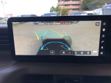 インビジブルフードビューでまるでクルマの下が透けている映像で、落下物や水たまりをスムースに回避