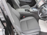 乗り心地の良いフロントシートです。足回りも広々としておりますので、長時間の運転も疲れづらいですよ。