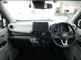 開放的で周囲が広く見渡せる運転席は車両の感覚がつかみやすくて安心安全です♪雨の日も視界良好、油膜や汚れの付着を防止するウィンドウ撥水の施工も承ります♪フロントガラスだけでなく、全ガラスに施工可能です☆