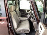 フロント広々、ベンチシートの運転席は、ハイトアジャスターが付いているので、快適にドライブができます。ハンドルはチルトステアリングで、ハンドル位置を上下に調節できます。