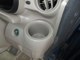 運転席と助手席にはドリンクホルダーがあります。取りやすい位置にありますからドライブも楽しくなりますね!
