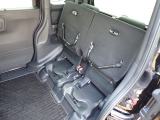 ◆チップアップ&ダイブダウン機構付【ULTR SEAT】は後席座面を左右分割で跳ね上げることができます。トランクで積載できない背の高い荷物をラクラク収納できます。ホンダ車ならではの人気装備です。