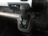 インパネシフトだから視線の移動も少なく足元もスッキリ。運転席もゆったりしているのでゆとりを持ってドライブできますね。