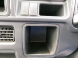 運転席まわりにあるインパネの小物入れ、ポケットです。