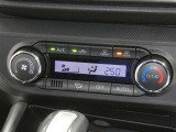 【オートエアコン】車内温度を感知して自動で温度調整をしてくれるのでいつでも快適な車内空間を創り上げます!どの席に座っても快適なドライブが楽しめます♪