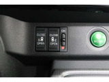 ◆◆両側電動スライドドア!!荷物で手が塞がる時など簡単にドアの開閉が出来ます!何より力いらずで開閉OK!女性やお年寄りにも優しい♪電動機能はOFFにもできますから元気なお子様の駆け出しも安心!